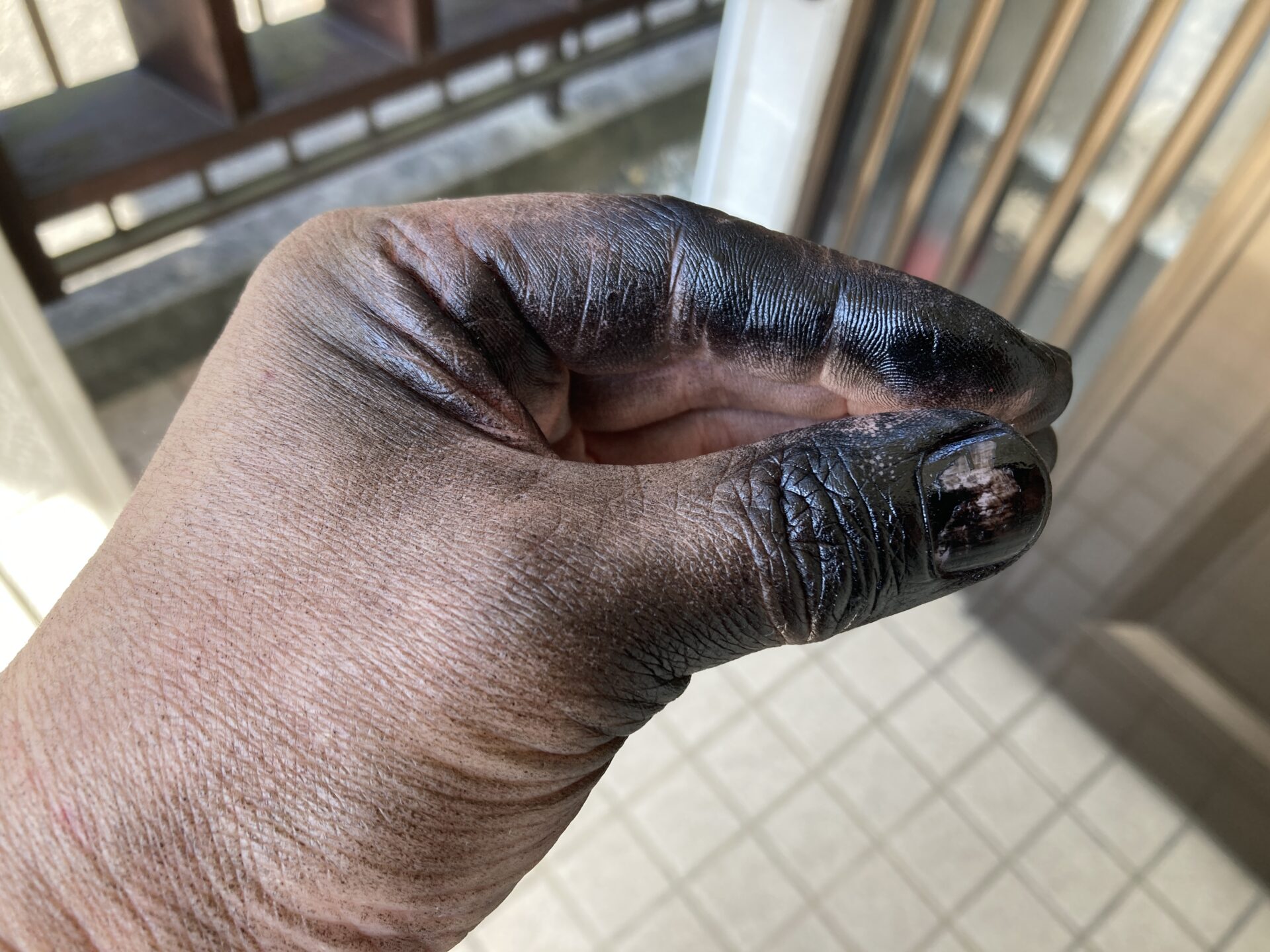 アクリルウレタン塗料で「自分の手」まで塗装してしまったおっさんの末路