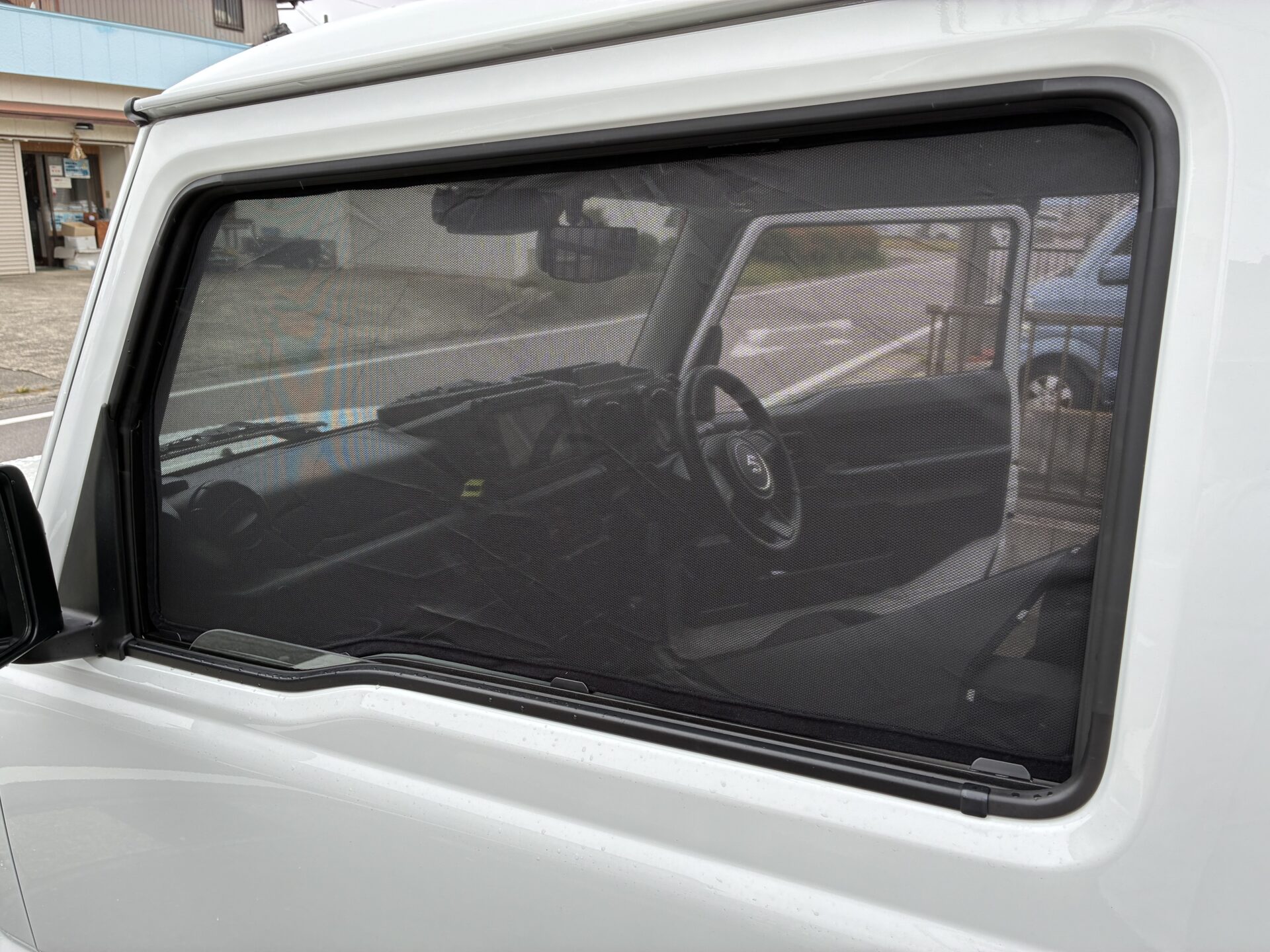 【メッシュサンシェード】運転席と助手席の窓にマグネット式で取付簡単な必需品! 【メッシュサンシェード】運転席と助手席の窓にマグネット式で取付簡単な必需品!